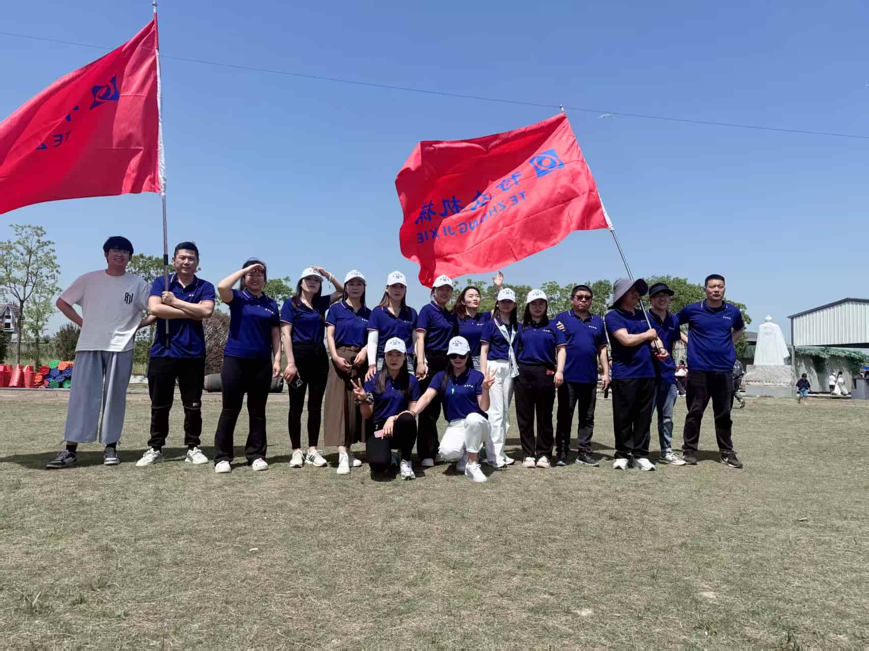 Celebrando el Día del Trabajo: TeZhong Machinery fomenta el trabajo en equipo en la granja Shengyang