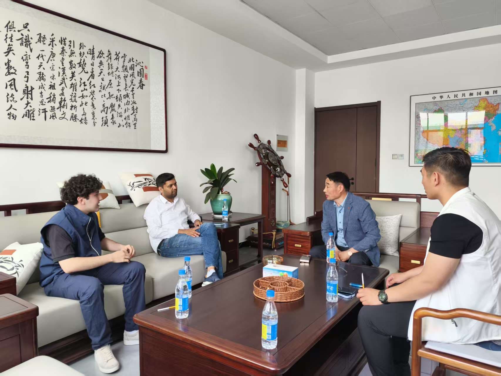 Un cliente indio visita la fábrica de TeZhong y llega a un consenso sobre una cooperación a largo plazo.