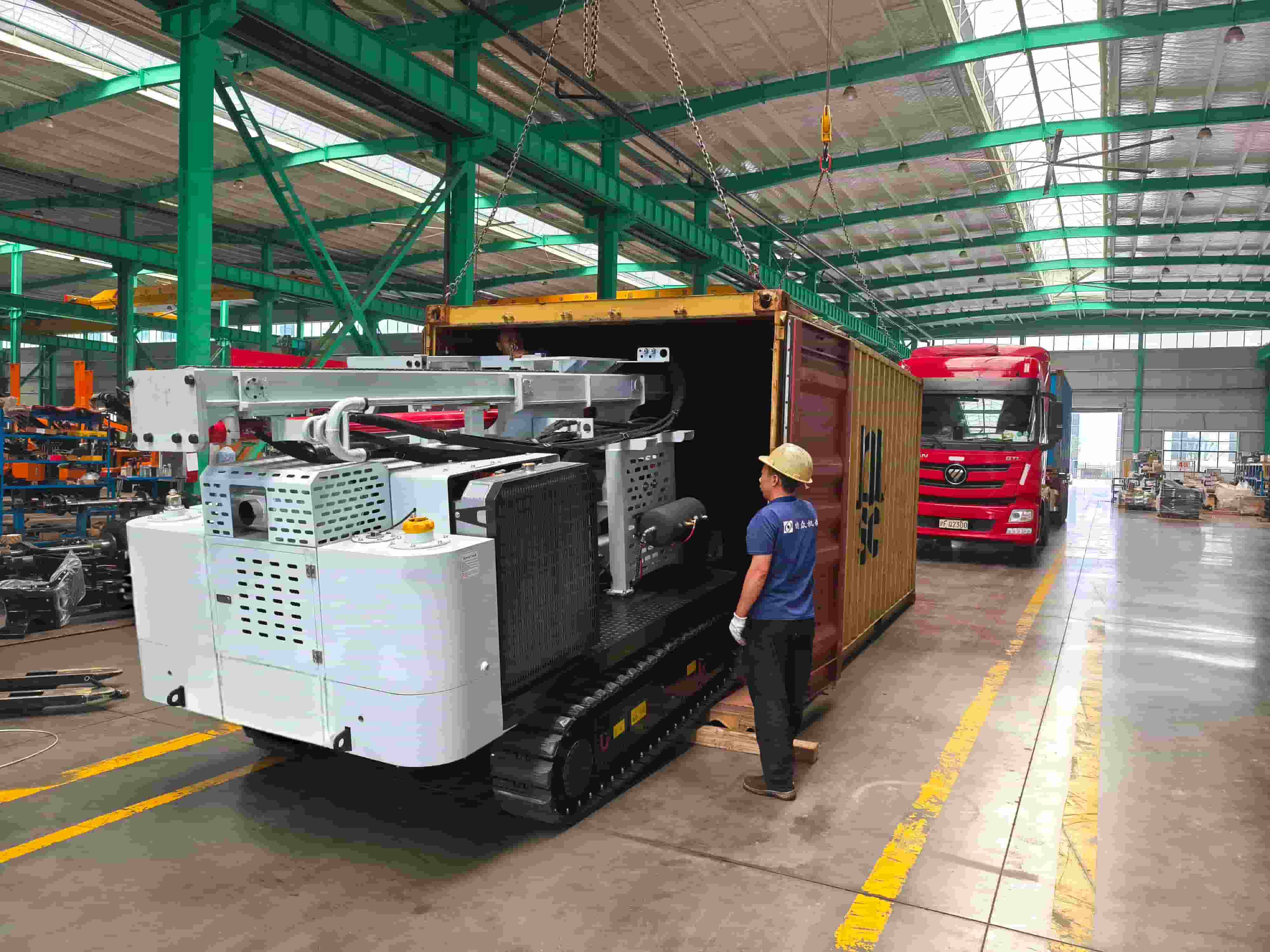 Hincador de pilotes solar TZ536 con motor Cummins Euro V y función de autolimpieza, enviado a Italia