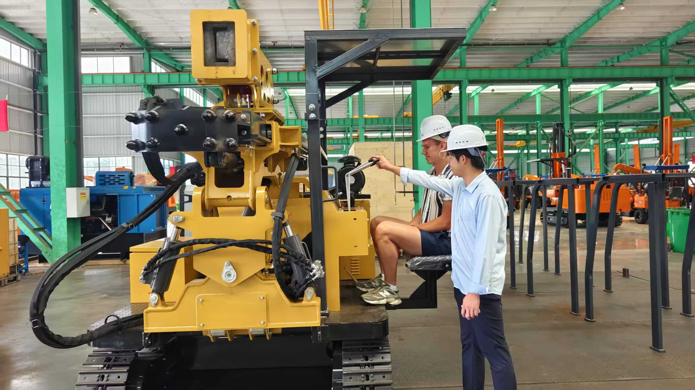 Clientes del Reino Unido visitan Anhui Tezhong Machinery: Los hincadores de pilotes solares son elogiados