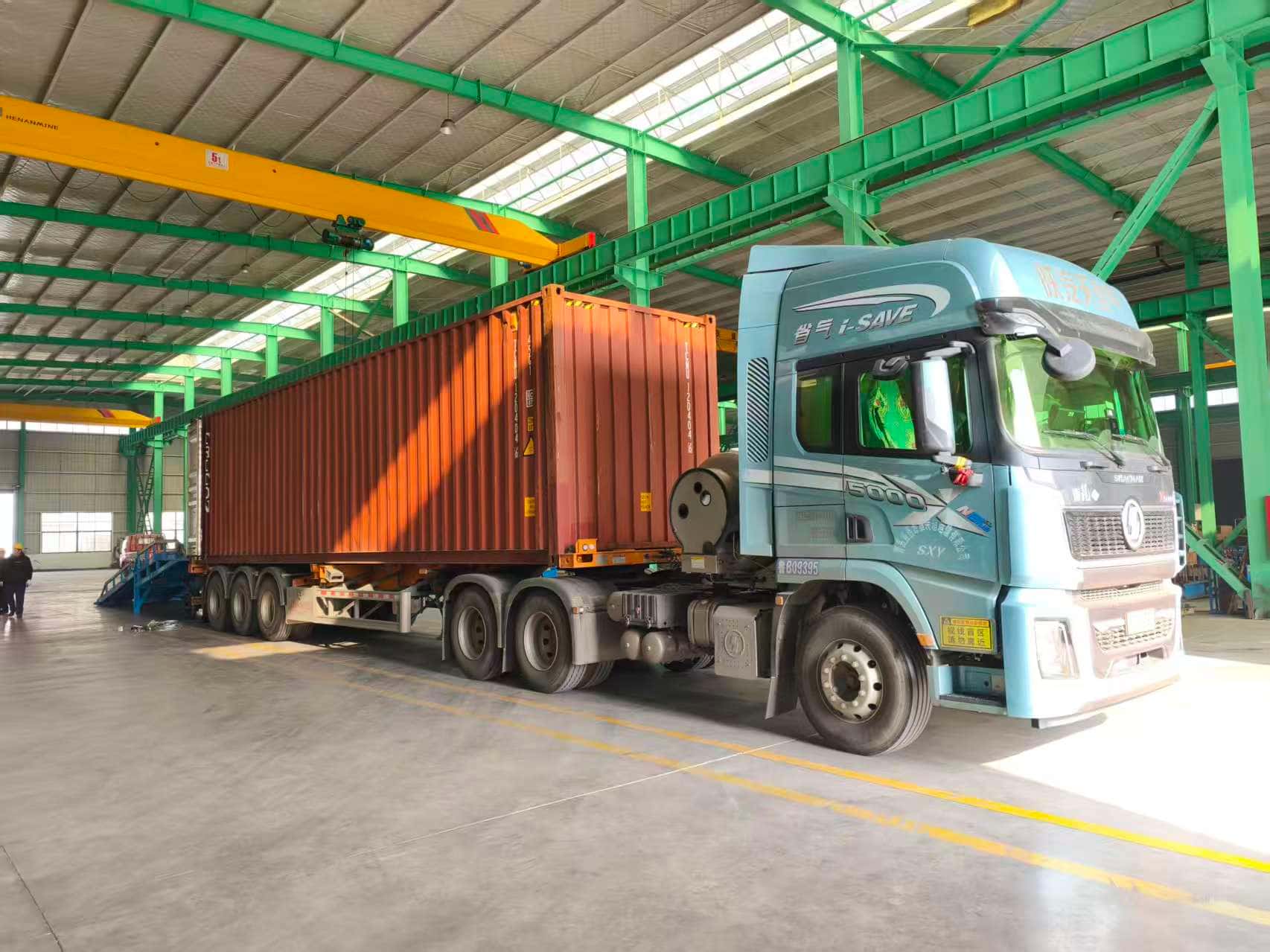 Tres máquinas hincadoras de pilotes TZ390 para guardarraíles de carretera se envían a España, lo que mejora la seguridad vial.