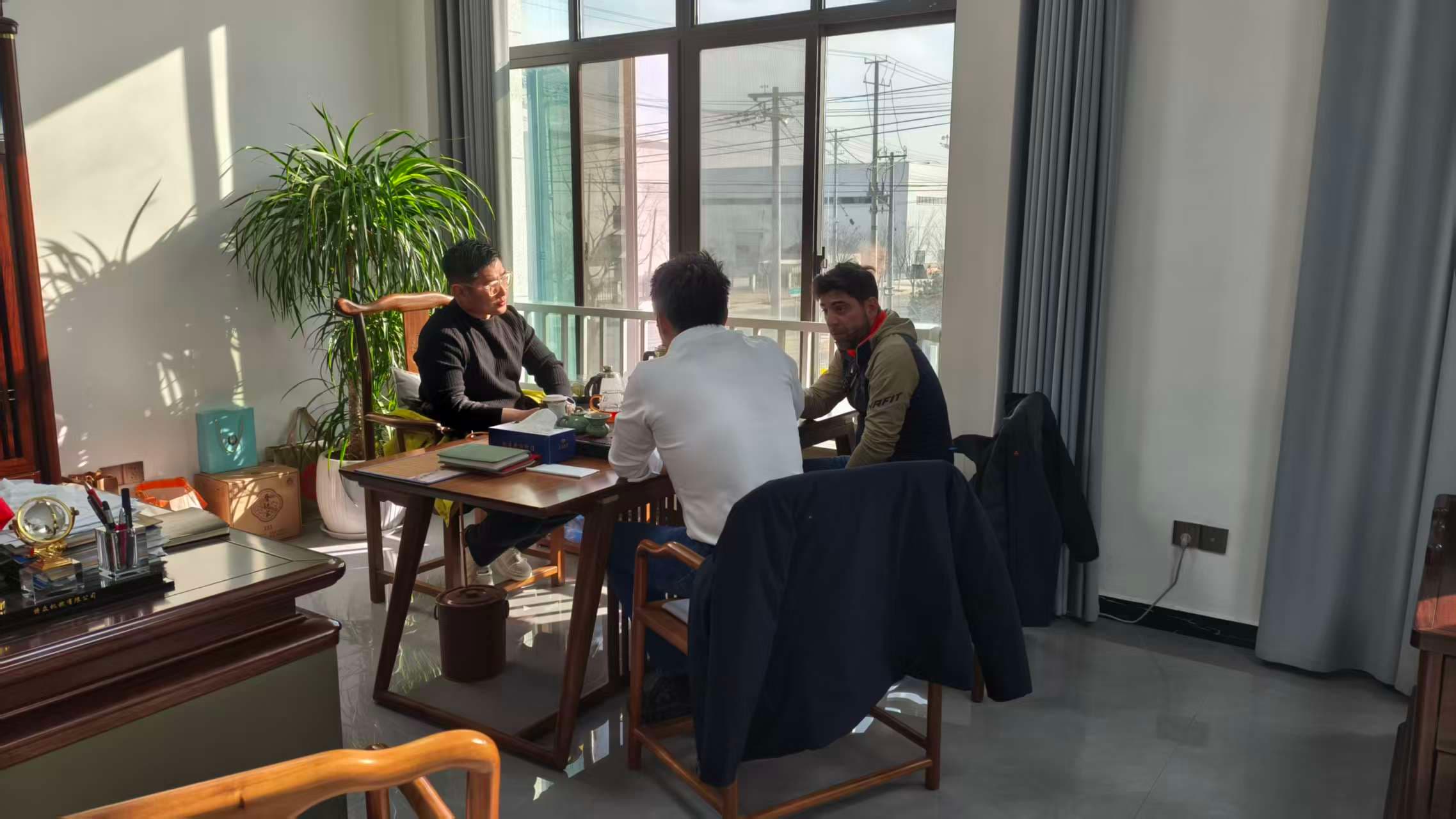 Un cliente italiano visita la fábrica de Anhui Tezhong para experimentar la producción personalizada de máquinas de pilotaje solar.