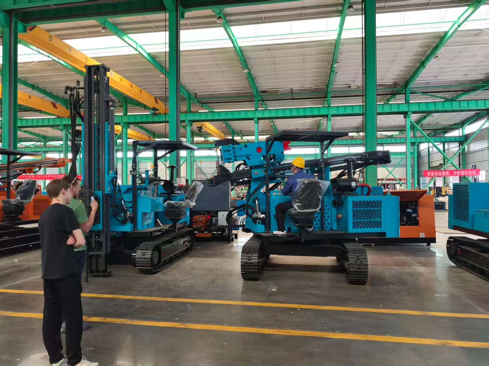 Reconocimiento desde la distancia: Clientes de Europa del Este visitan Tezhong Machinery para explorar nuevas oportunidades de cooperación en ingeniería fotovoltaica.